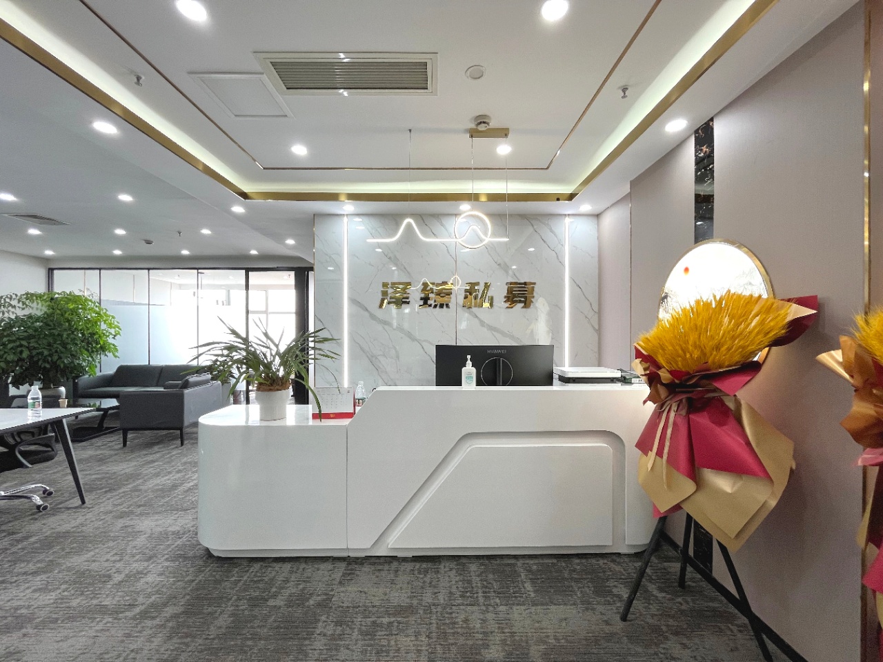 高新区天府三街香年广场写字楼出租3隔间12工位＋接待区精装带家具甲级写字楼现房地铁口无加时费双采光电梯口
