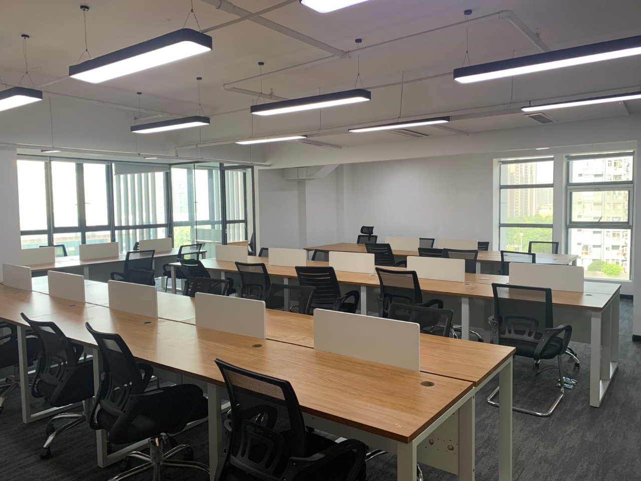 高新地铁口房源 5隔间30工位 利用率高 户型方正 拎包入住 理想中心|高新区写字楼|高新区办公室|租小团