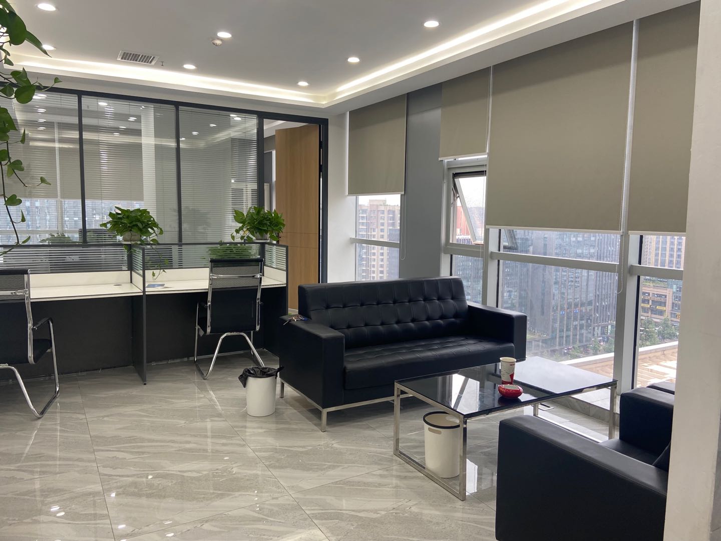 动物园旁72平创业小户型 1隔间8工位 精装带家具 泛悦城市广场