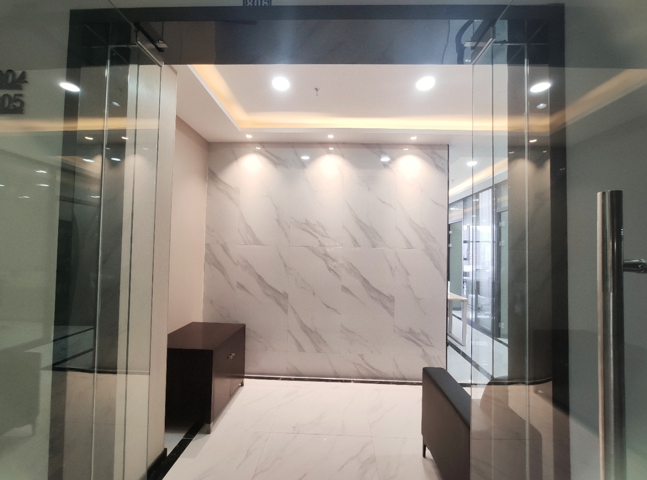 万和中心3隔间18工位艺术装修带家具低公摊无加时费近地铁超高品质写字楼采光通透双开玻璃门商圈成熟配套齐全