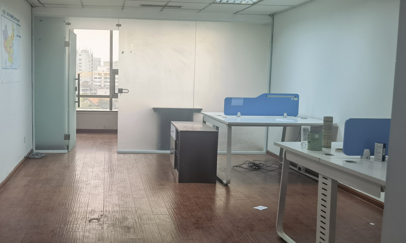 冠城广场精装带家具！新装修 近地铁 天府广场 市中心 名企优选 大气明亮 高端 甲级写字楼 双面采光 现代商务 无敌视野 地铁口 市中心 小面积