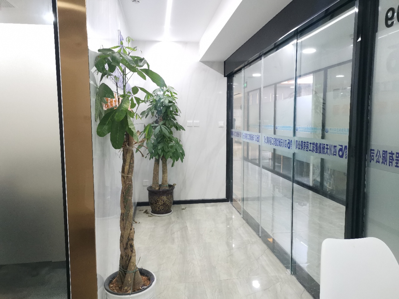 安格斯峰汇中心2隔间12工位艺术装修带家具低公摊无加时费近地铁高品质甲级写字楼采光通透双开玻璃门|金牛区写字楼|金牛区办公室|租小团