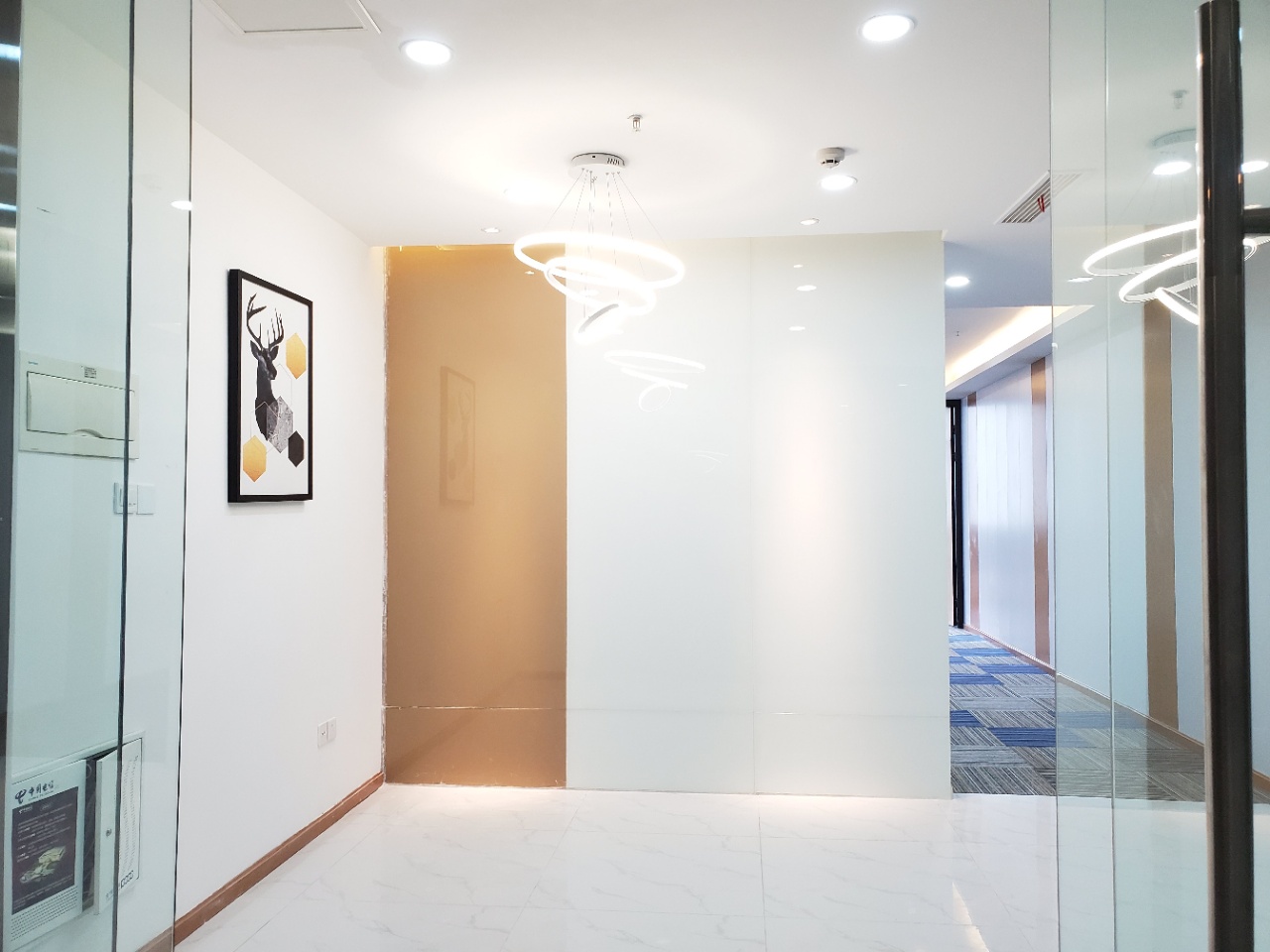 环球中心地铁口小面积 1隔间12工位内 朝外 采光好  精装带家具 先到先得 办公室出租