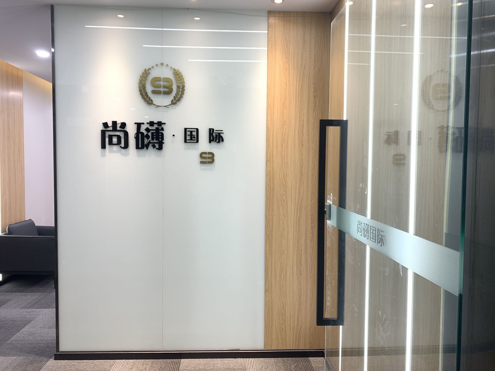 环球中心1隔间8工位采光通透精装修带家具低公摊无加时费双开玻璃门地铁口交通便利