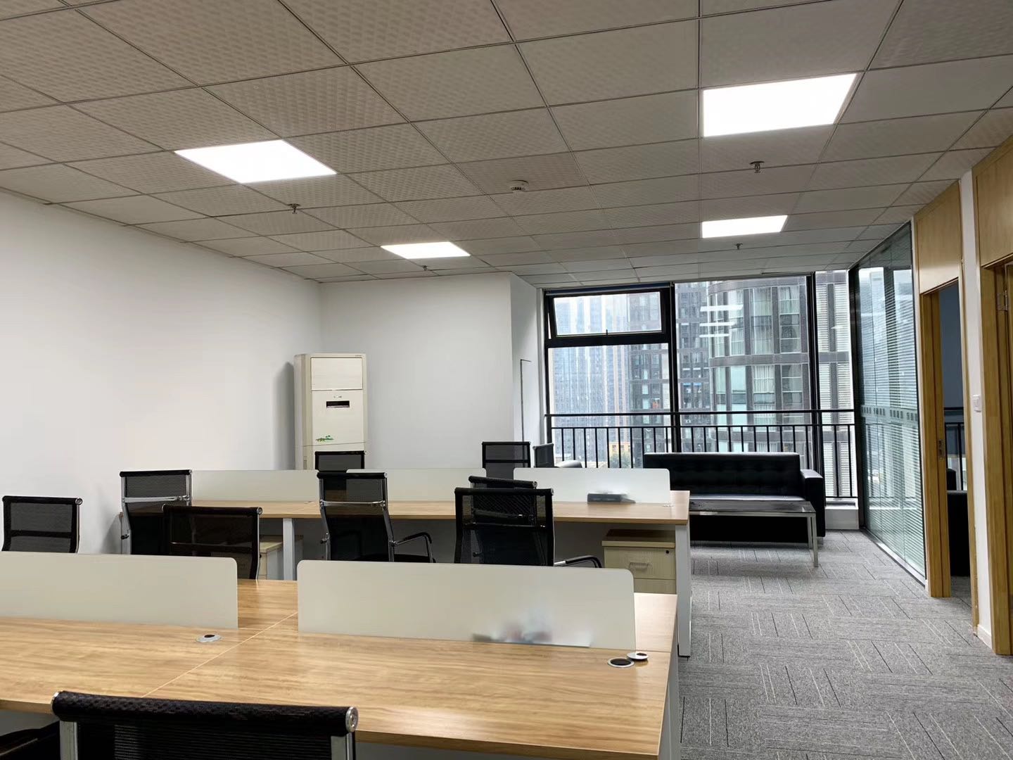 天府三杰地铁口 2隔间18工位  利用率非常高 精装带家具 户型方正 新希望国际
