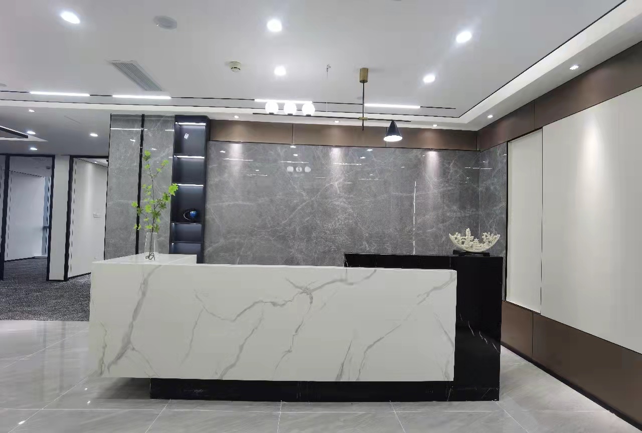 市中心航天科技大厦9隔间48工位艺术精装带家具高区采光特价在租
