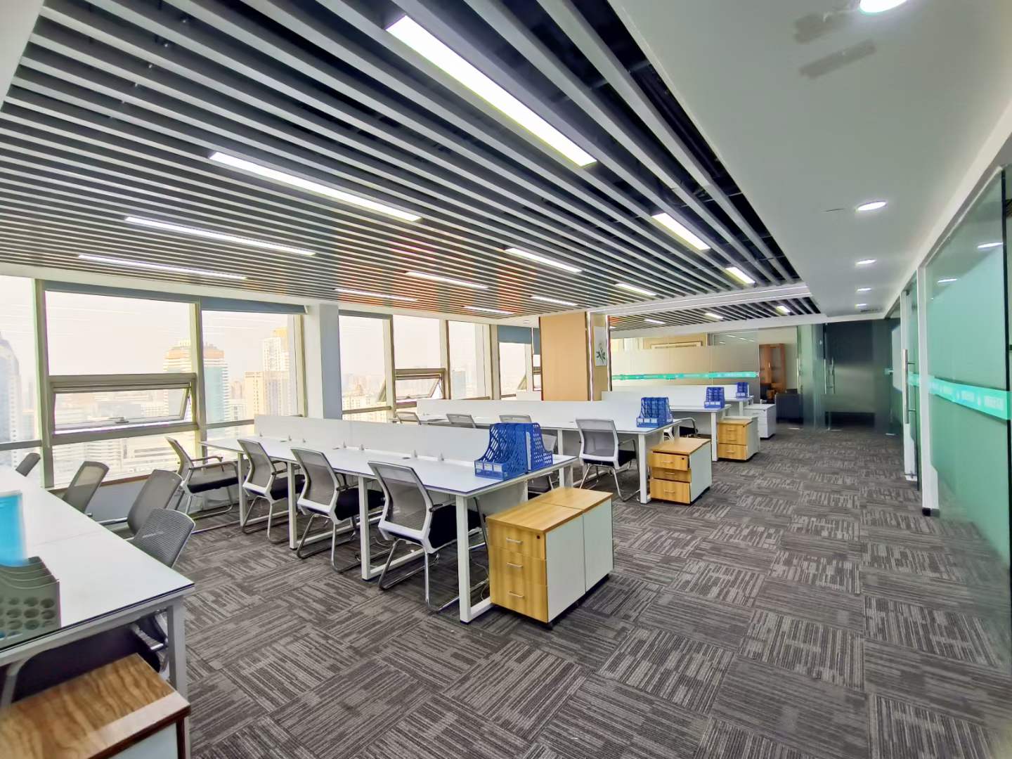 市中心精装房源 334平  5隔间56工位 利用率高 拎包入住 冠城广场