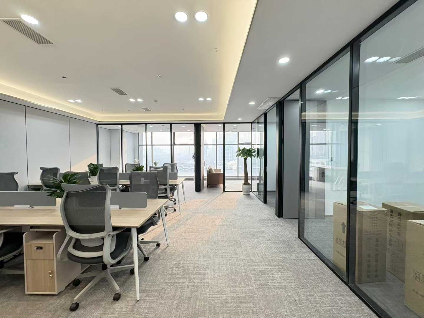 锦江区紧邻火车南站 骨折价出租 189平 4隔间16工位 精装带家具 创世纪广场办公室出租