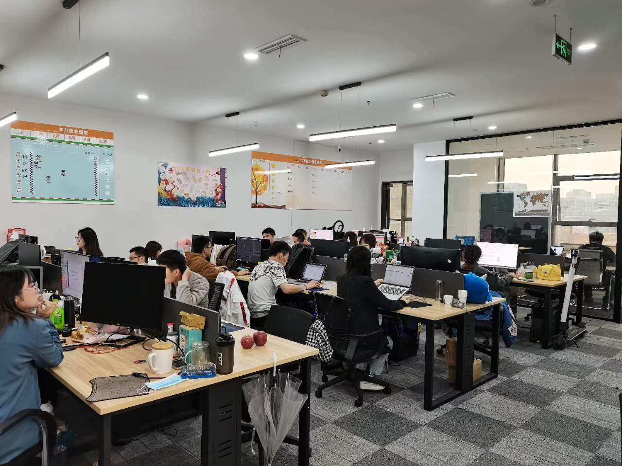 谢威中心 现代精装带家具 3隔间18工位带阳台 采光通透 户型方正|高新区写字楼|高新区办公室|租小团