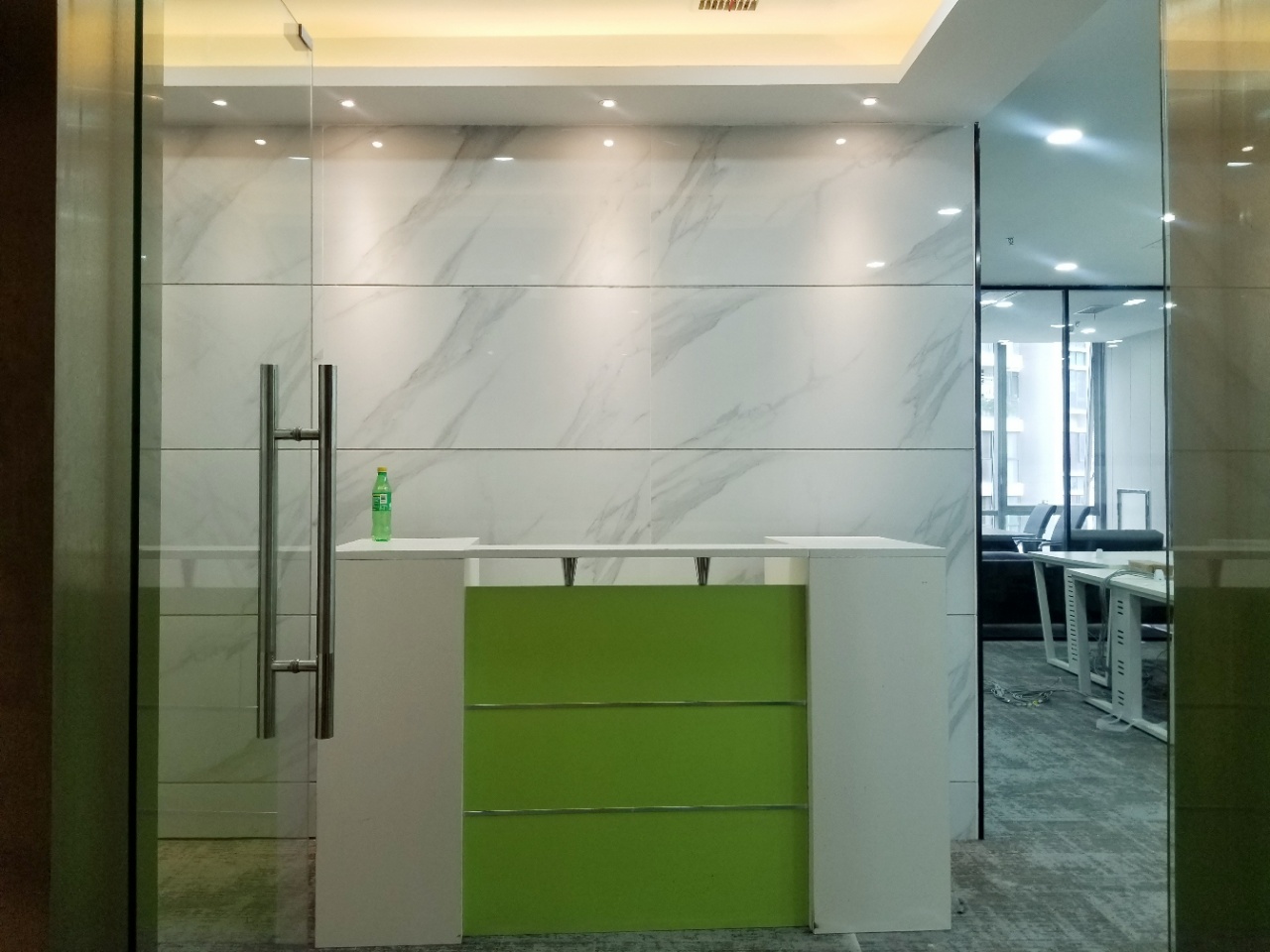 高新区晶科一号3隔间18工位房东特价在租双面采光艺术精装带家具|高新区写字楼|高新区办公室|租小团