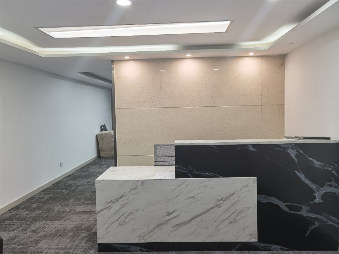 高新区孵化园地铁口奥克斯广场写字楼出租140平3隔间14工位精装带家具限时特价出租|高新区写字楼|高新区办公室|租小团