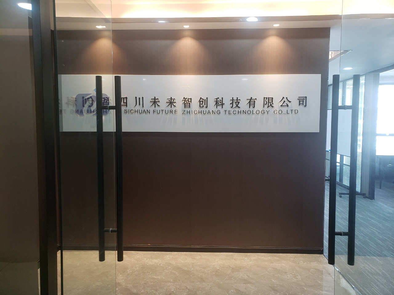 双面采光 武侯区洪都创意大厦100平办公室精装带家具 配套齐全