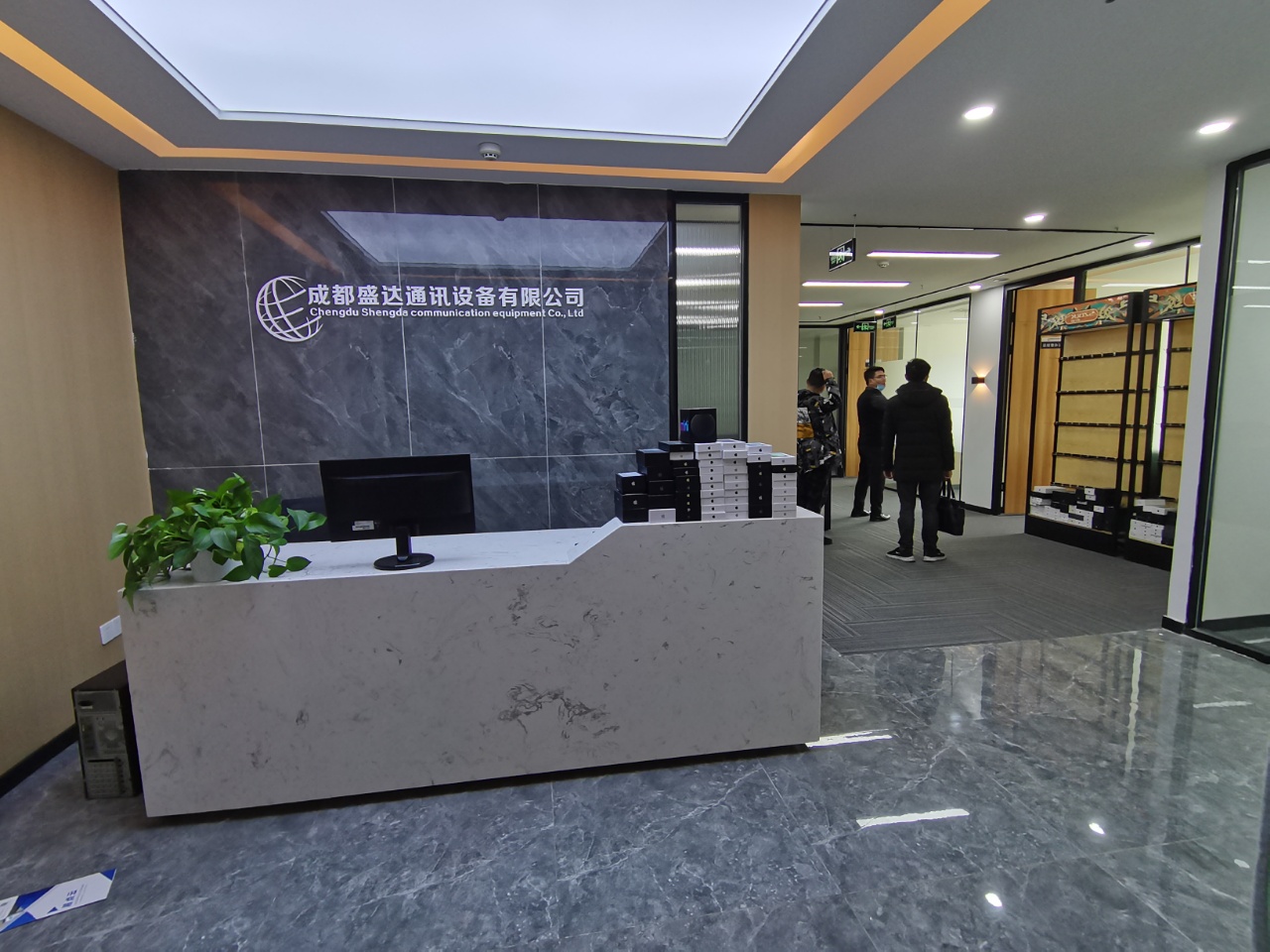 成华万科大厦5隔间24工位采光通透精装修带家具低公摊无加时费双开玻璃门