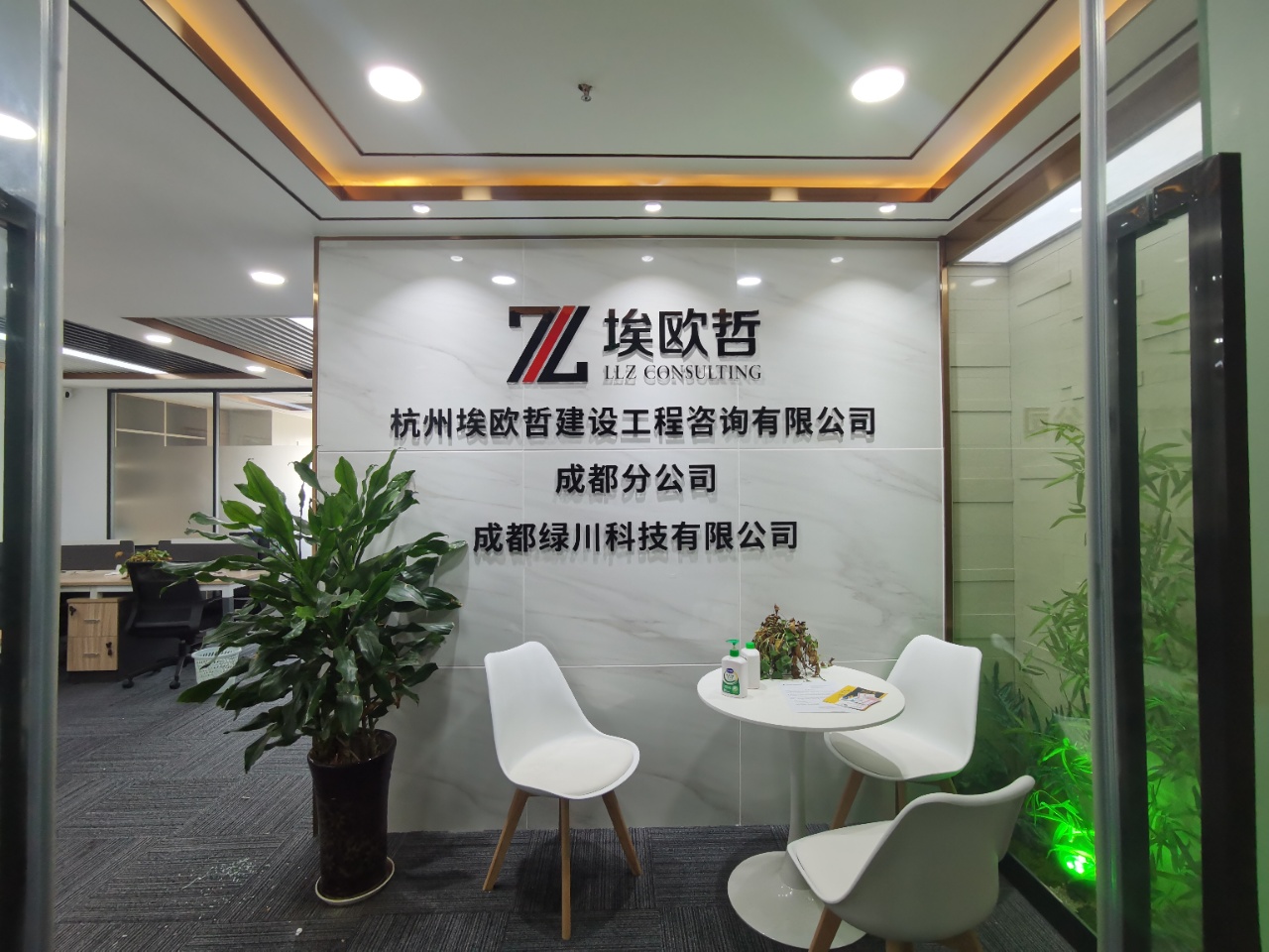 锦江区东方广场写字楼出租113平2隔间18工位精装带家具限时特价出租地铁口