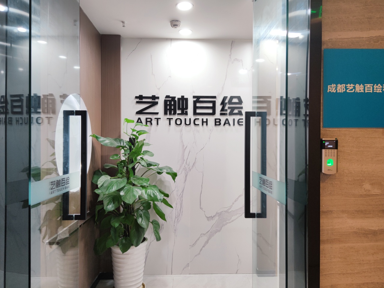 高新区锦城广场环球中心写字楼出租1隔间8工位精装带家具限时特价出租含物业空调地铁口现房