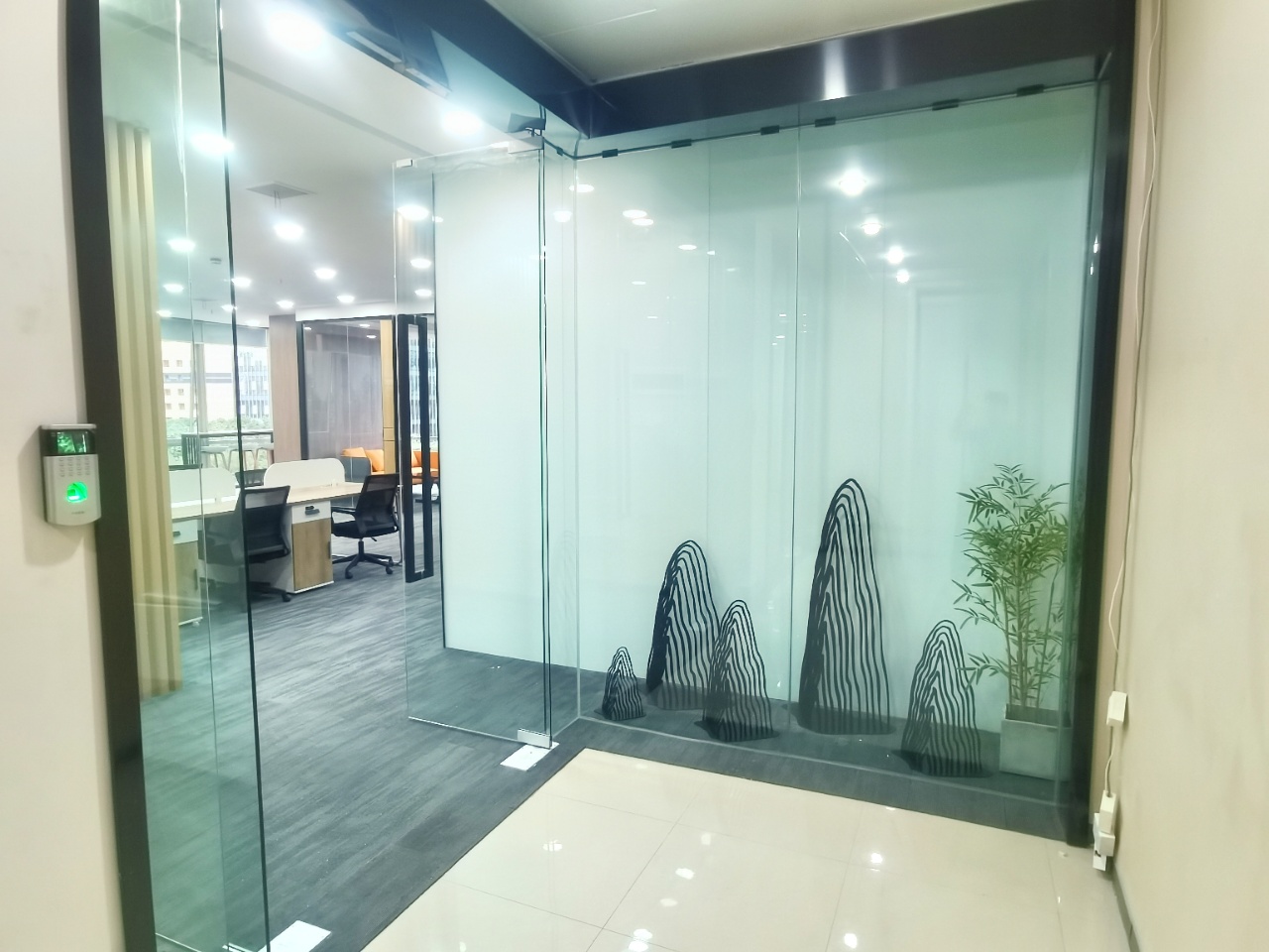晶科一号3隔间28工位采光通透精装修带家具低公摊无加时费双开玻璃门交通便利近地铁|高新区写字楼|高新区办公室|租小团