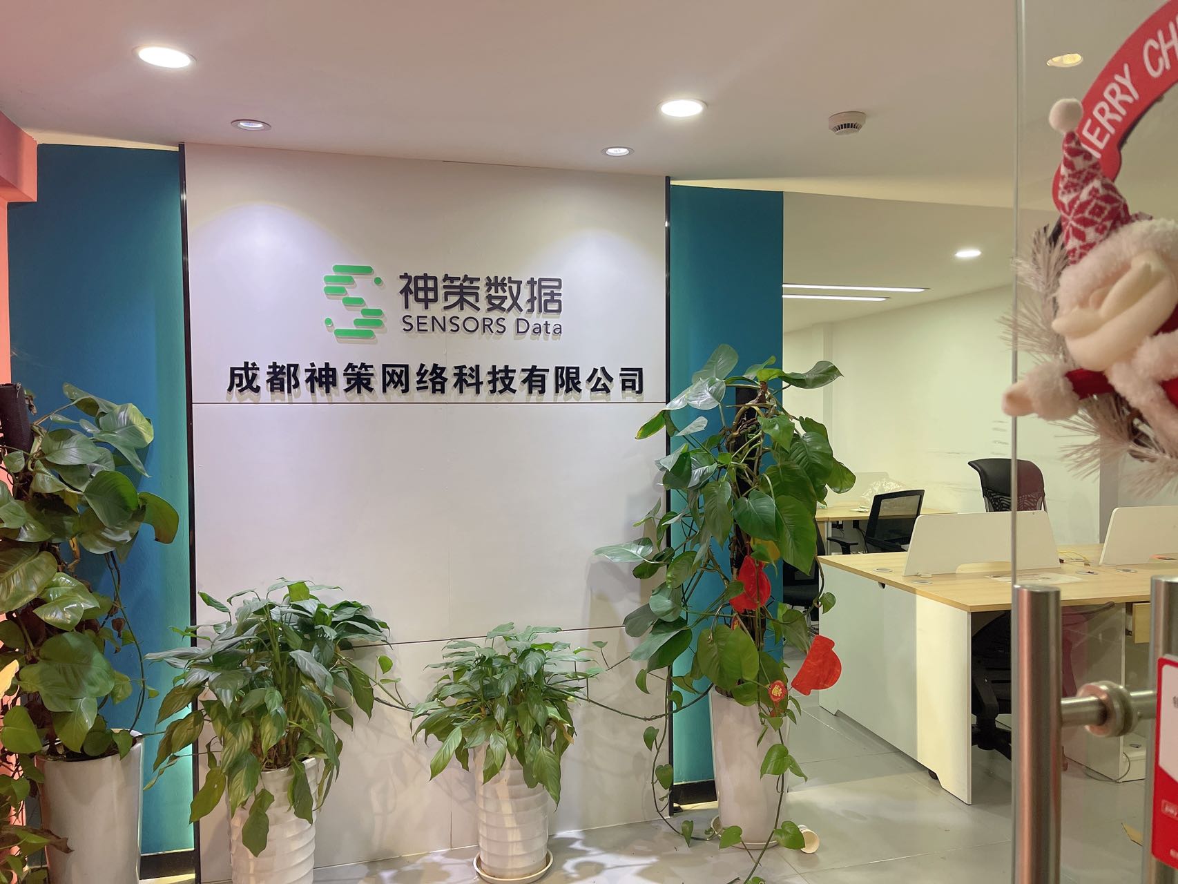美年广场5隔间61工位艺术装修带家具低公摊无加时费近地铁高新高性价比写字楼采光通透双开玻璃门大气前台