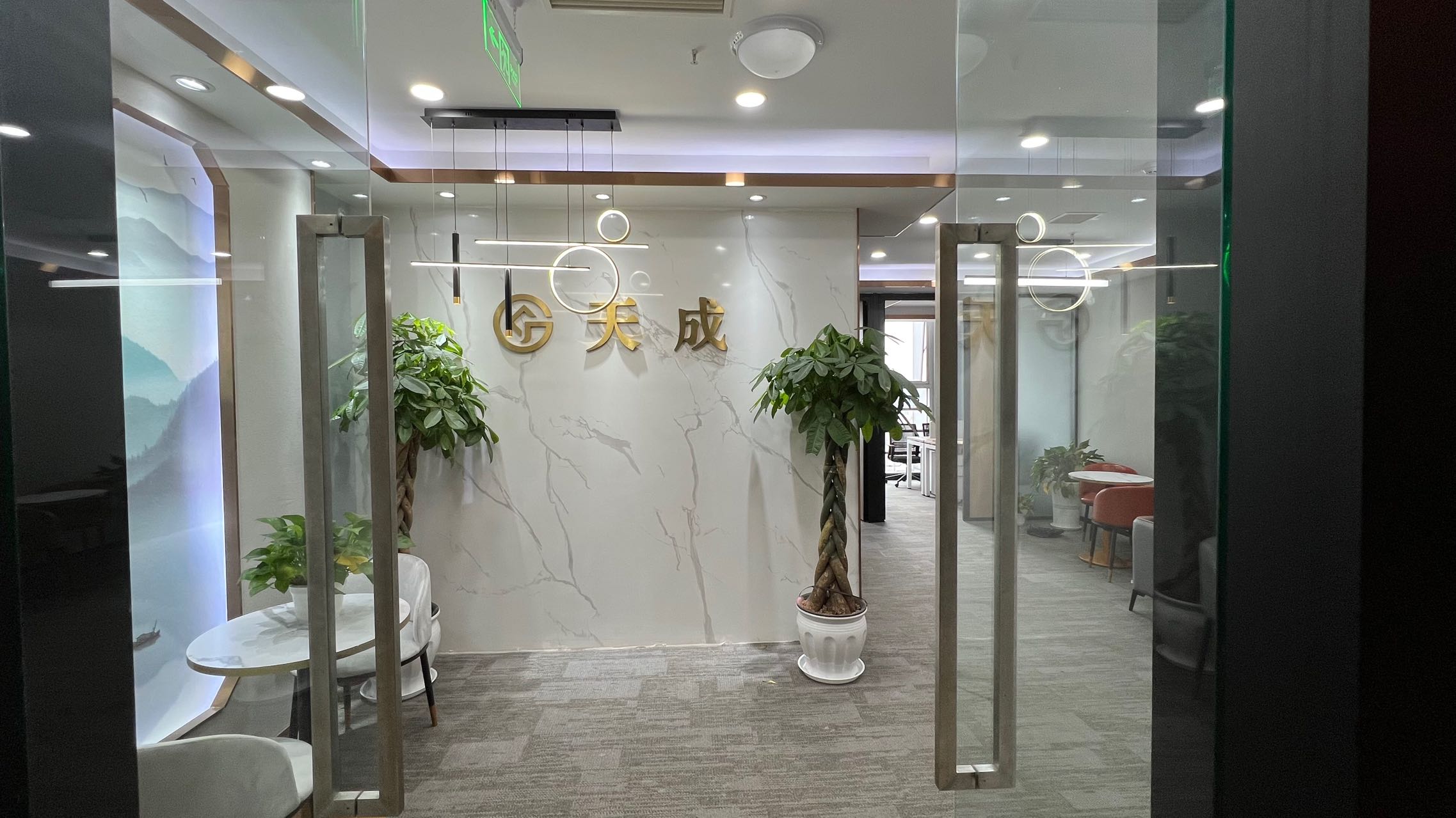 金牛区北一环金牛万达写字楼出租精装带家具120平3隔间12工位西北朝向特价无加时费地铁口