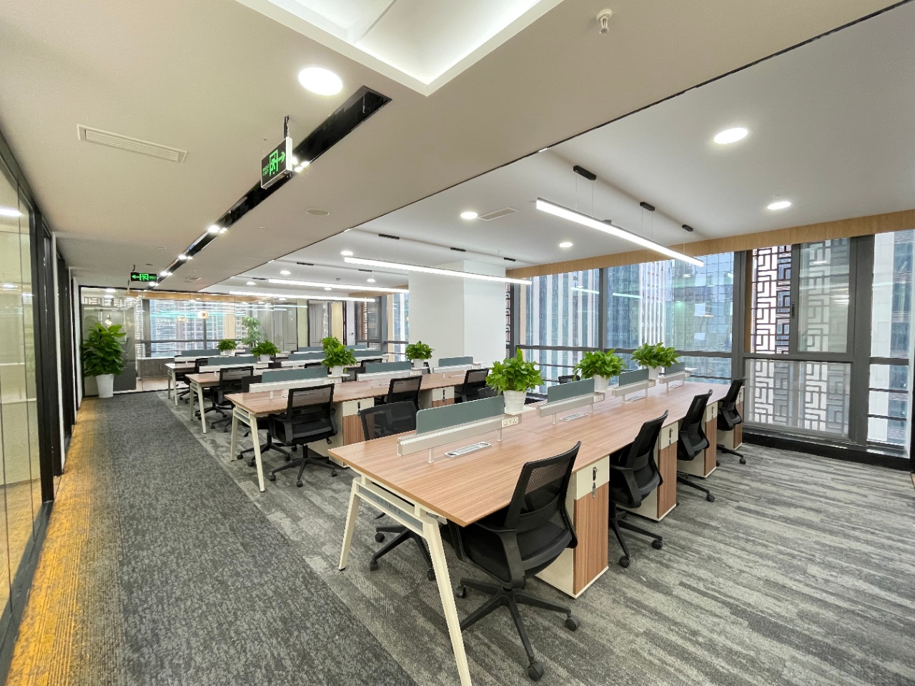 蜀都中心 世纪城地铁口 现代精装带家具 现房拎包办公