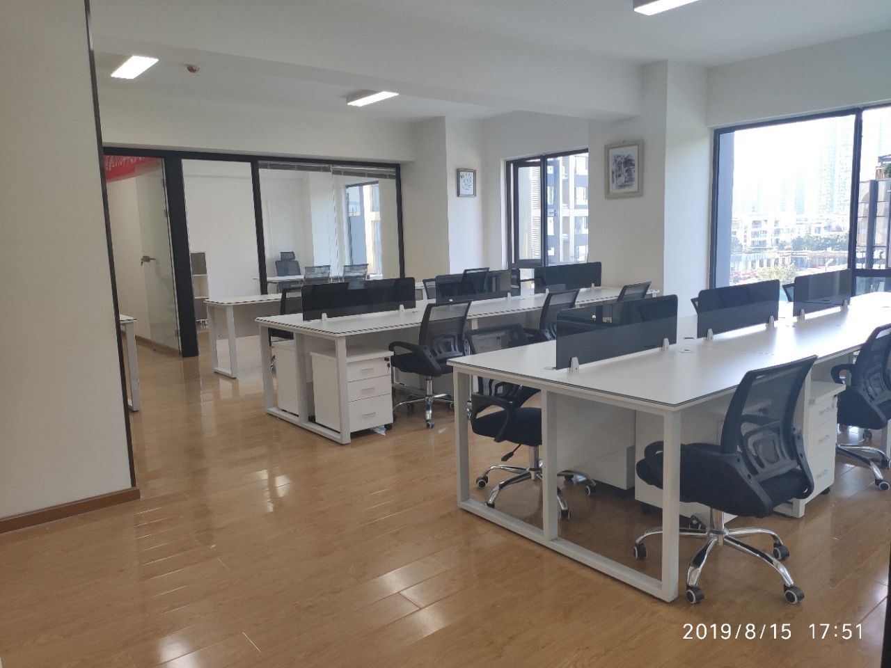天府新区创业小户型 180平方 3隔间28工位 精装带家具 蓝润置地广场