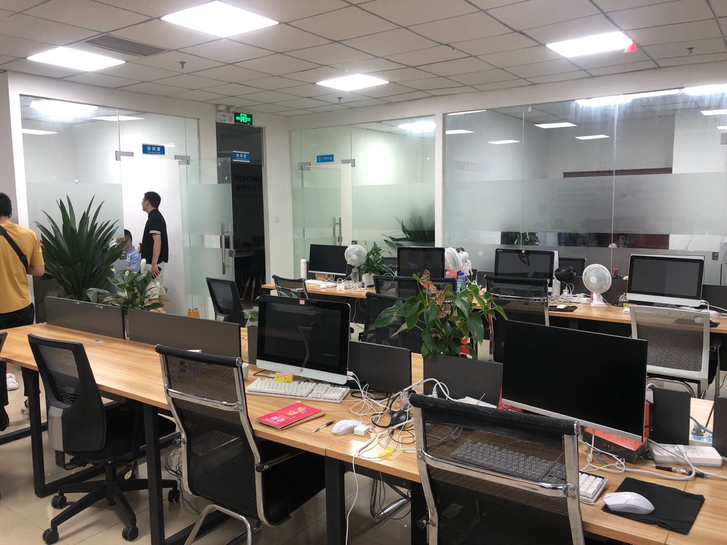 东门大桥地铁口 时代1号180平米25工位 精装带家具 市中心写字楼