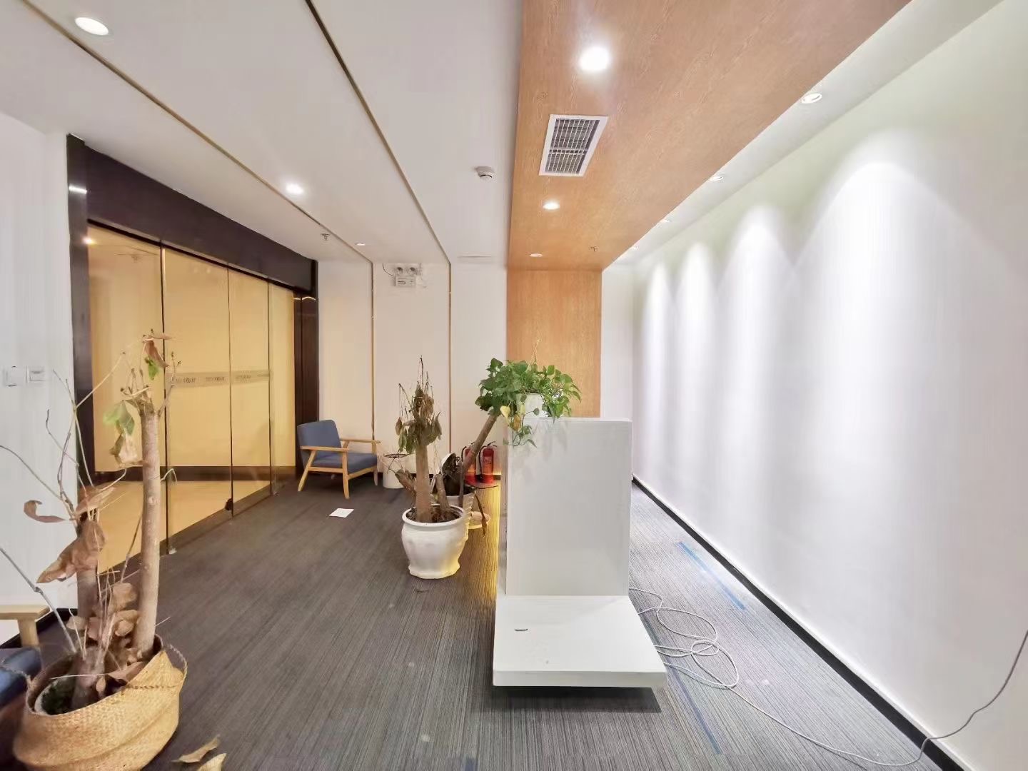 高新区高新地铁口茂业中心写字楼出租400平5隔间50工位精装带家具限时特价出租无加时费特价地铁口超大工区|高新区写字楼|高新区办公室|租小团