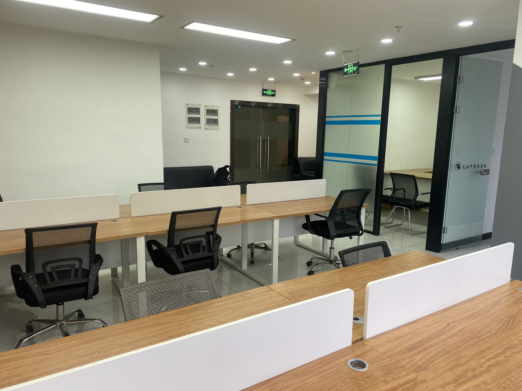 泰合财富中心2隔间10工位艺术装修带家具低公摊无加时费近地铁商住楼采光通透近地铁低价市中心双开玻璃门