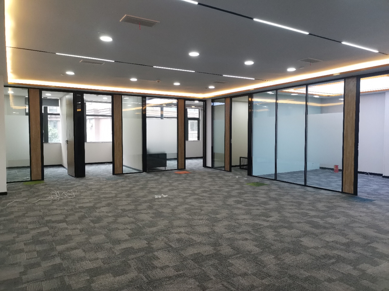 金牛区258平 3隔间30工位 工位多 利用率超高 安格斯峰会中心 拎包入住