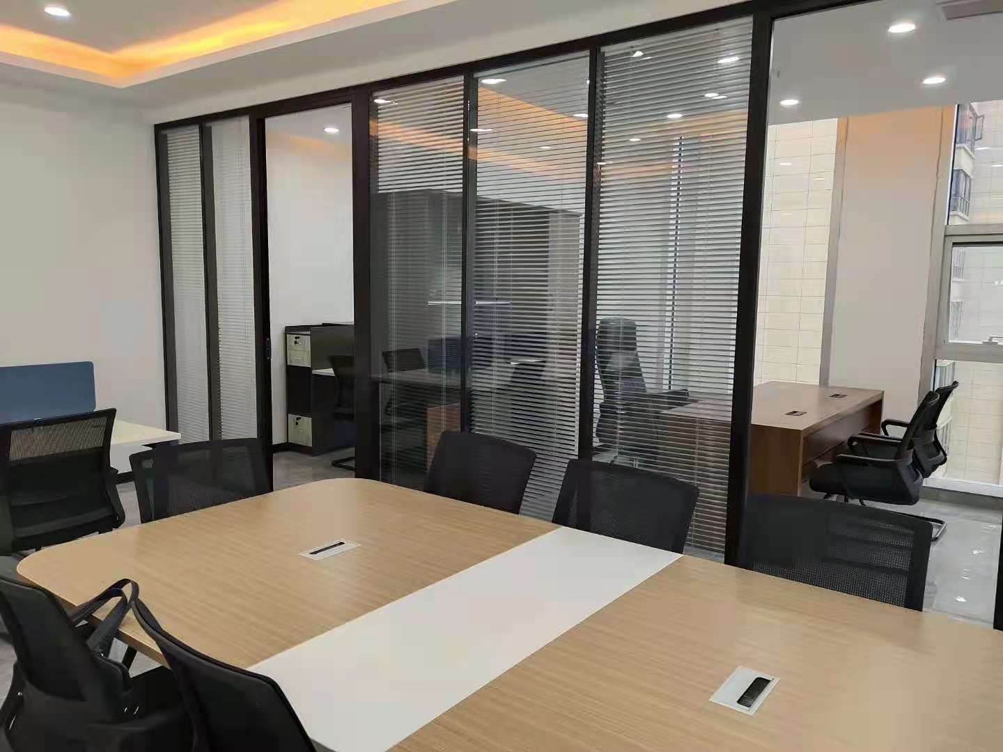 泛悦城市广场精装带全套家具3隔间+16工位