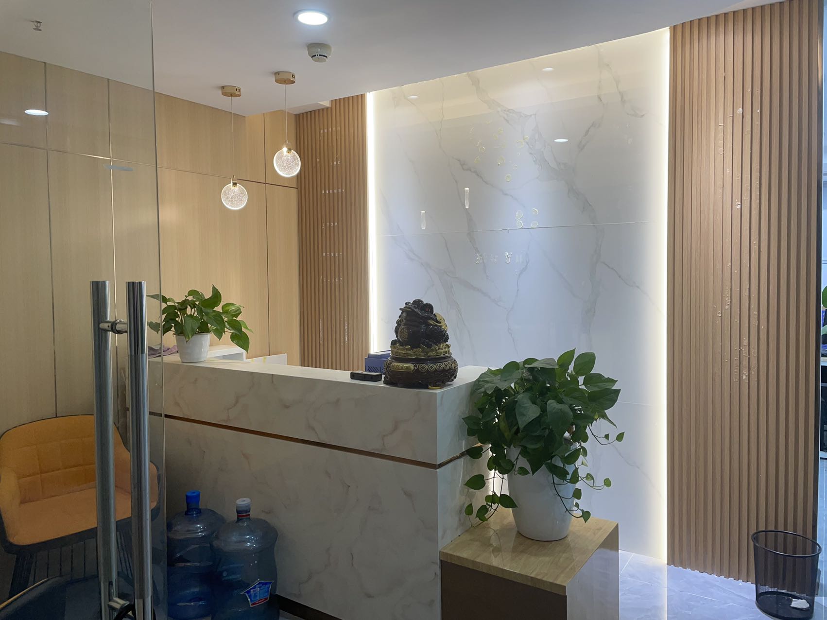 北城盛世地铁口6隔间12工位采光通透精装修带家具高品质写字楼双开玻璃门无加时费