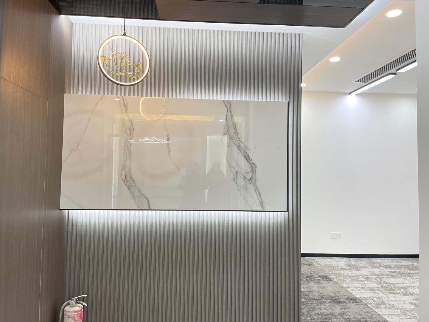 云图大厦2隔间18工位艺术装修带家具低公摊无加时费 地铁口甲级写字楼采光通透双开玻璃门高区视野无遮挡|锦江区写字楼|锦江区办公室|租小团