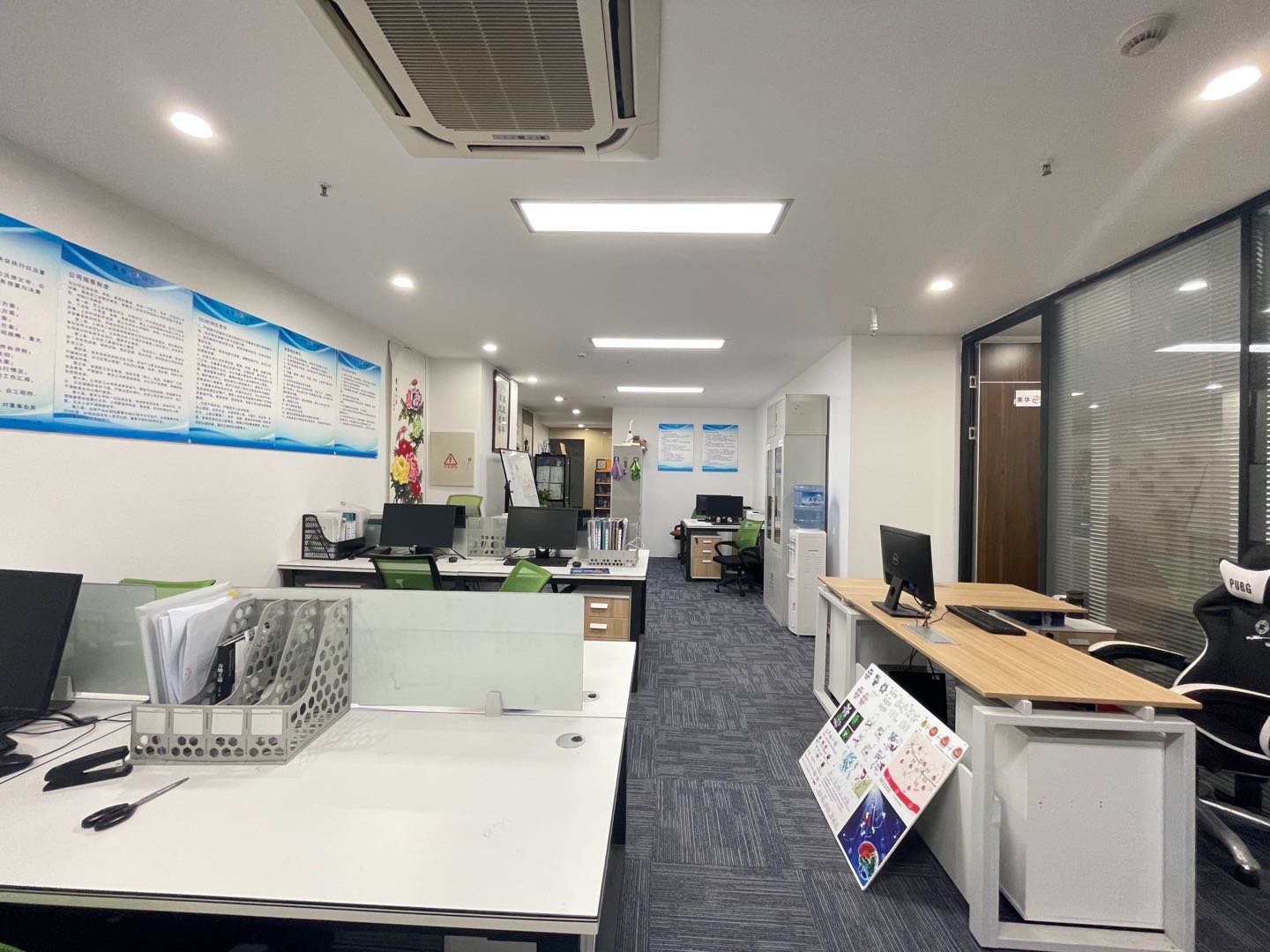 天府三街地铁口 3隔间14工位 接待区 户型方正 精装带家具 拎包入住 新希望国际|高新区写字楼|高新区办公室|租小团