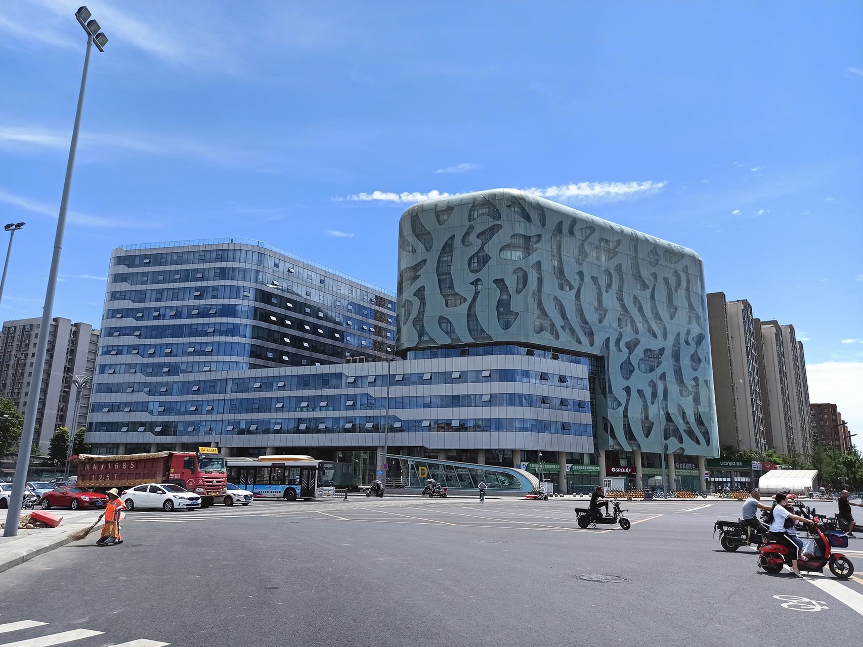 下一站都市2隔间12工位简装带家具低公摊无加时费近地铁高品质写字楼可注册采光通透环境优美大气前台