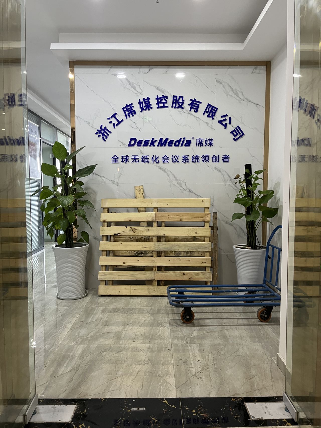 青羊区成都西站青羊万达107平精装办公室带家具 户型方正 采光通透