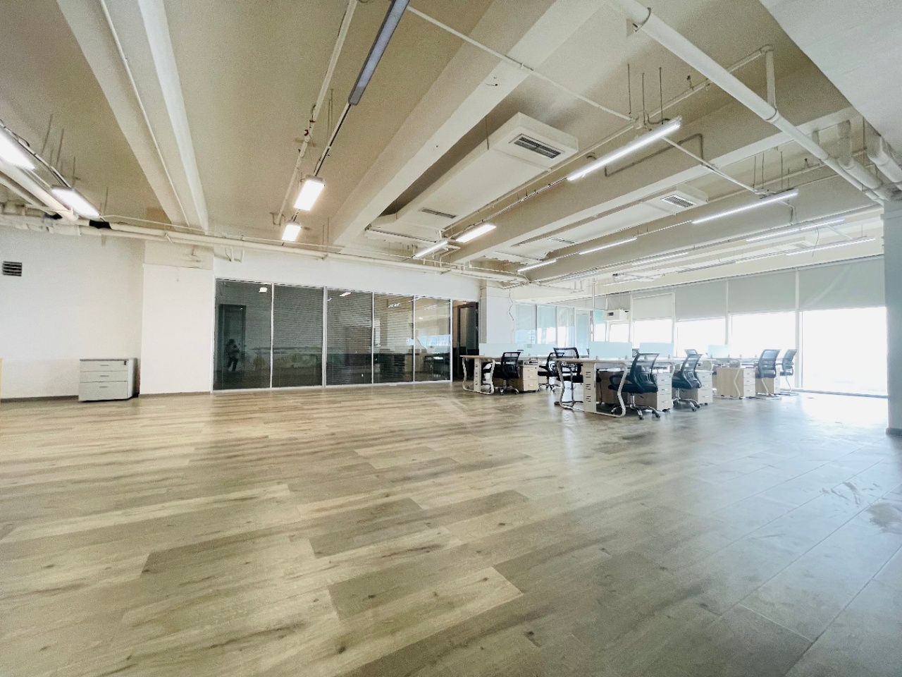 环球中心东区特价房 跃层户型 实得700平 9隔间88工位 利用率高 精装带家具