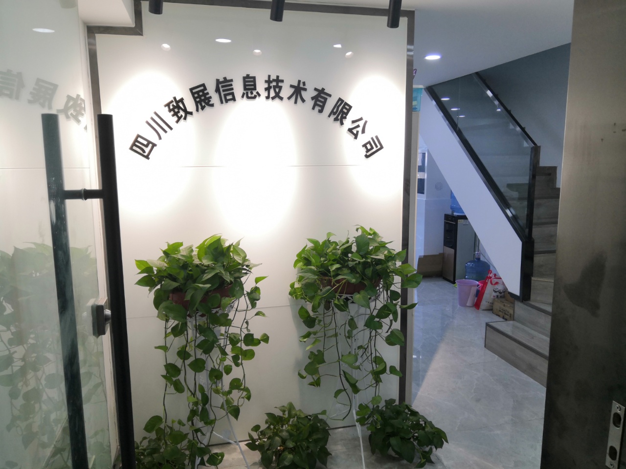 成华区昭觉寺南路地铁口台州商人大厦精装办公室 无加时费
