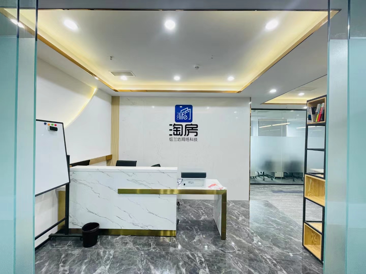 成华区成华大道华宇旭辉锦绣广场 博汇大厦4隔间18工位精装办公室出租 带家具