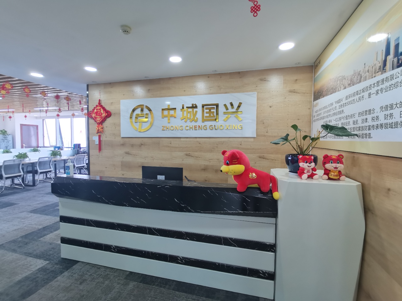 东方广场双面采光艺术精装3隔间24工位近地铁房东特价在租