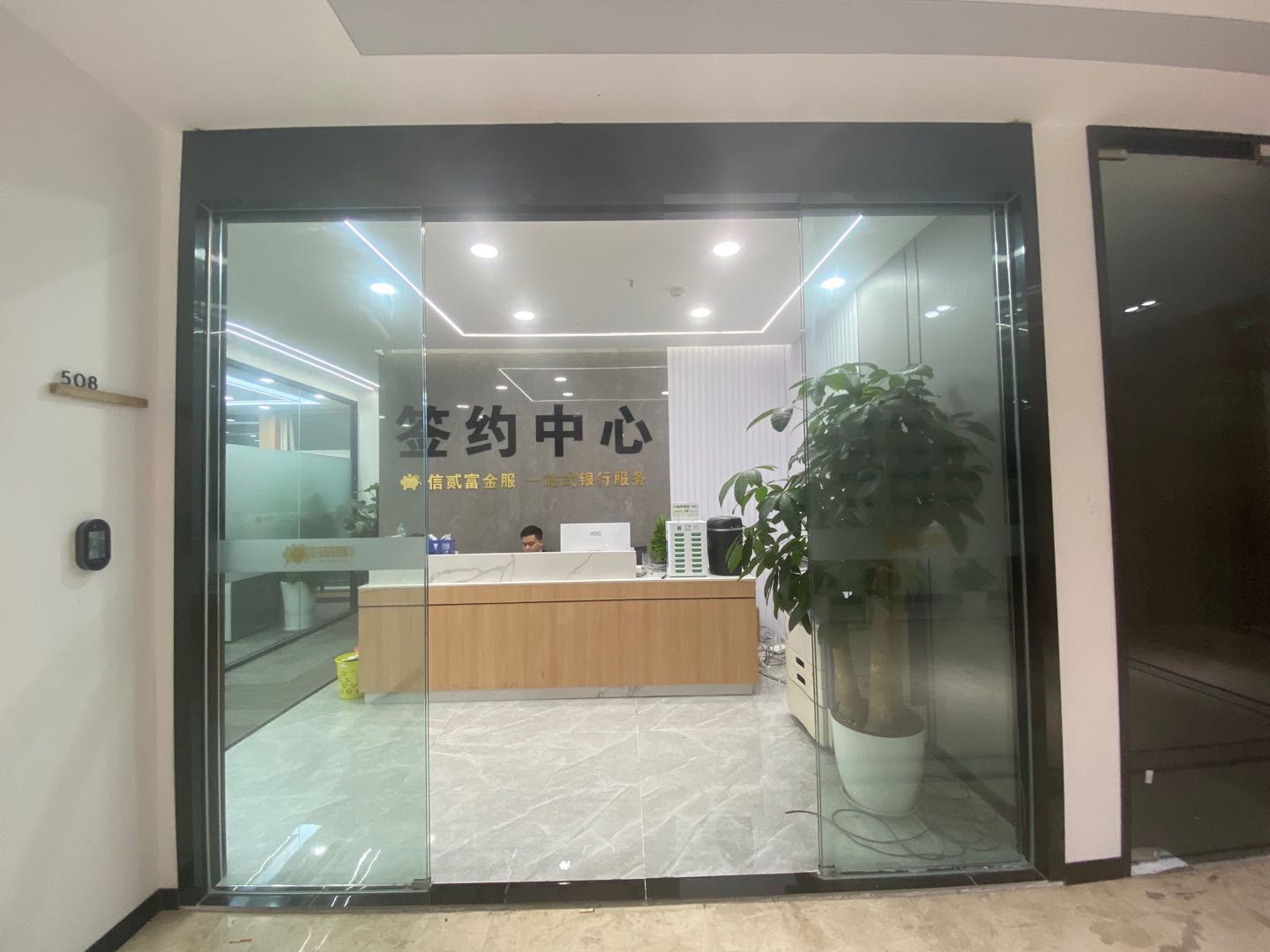 青羊沃特国际4隔间28工位精装带家具高区采光 无中介费特价在租