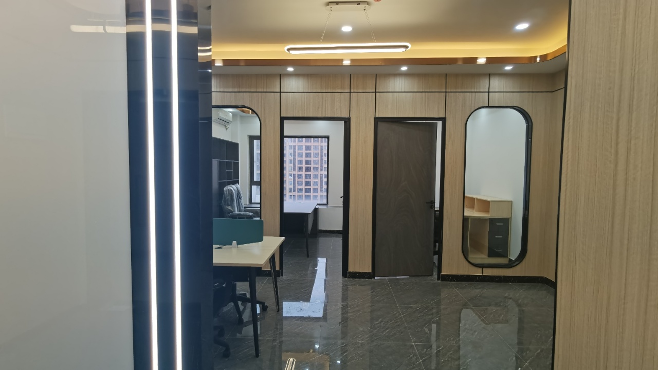 龙湖北城天街2隔间 8工位艺术装修带家具低公摊无加时费近地铁商住楼采光通透双开玻璃门地梯口