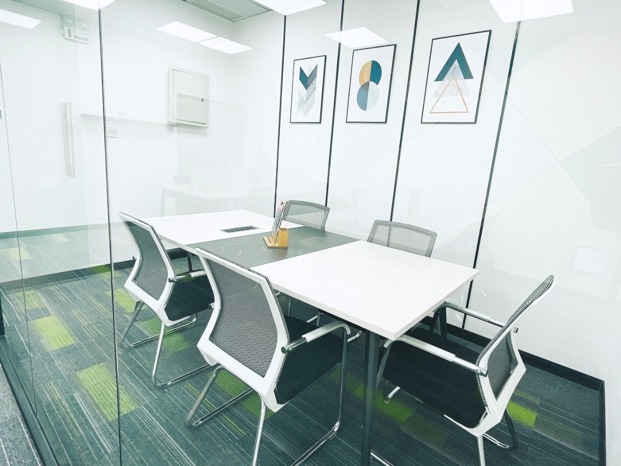 喜年广场 毗邻春熙路 楼盘商圈成熟 位置好 人流大 3隔间12工位 户型方正