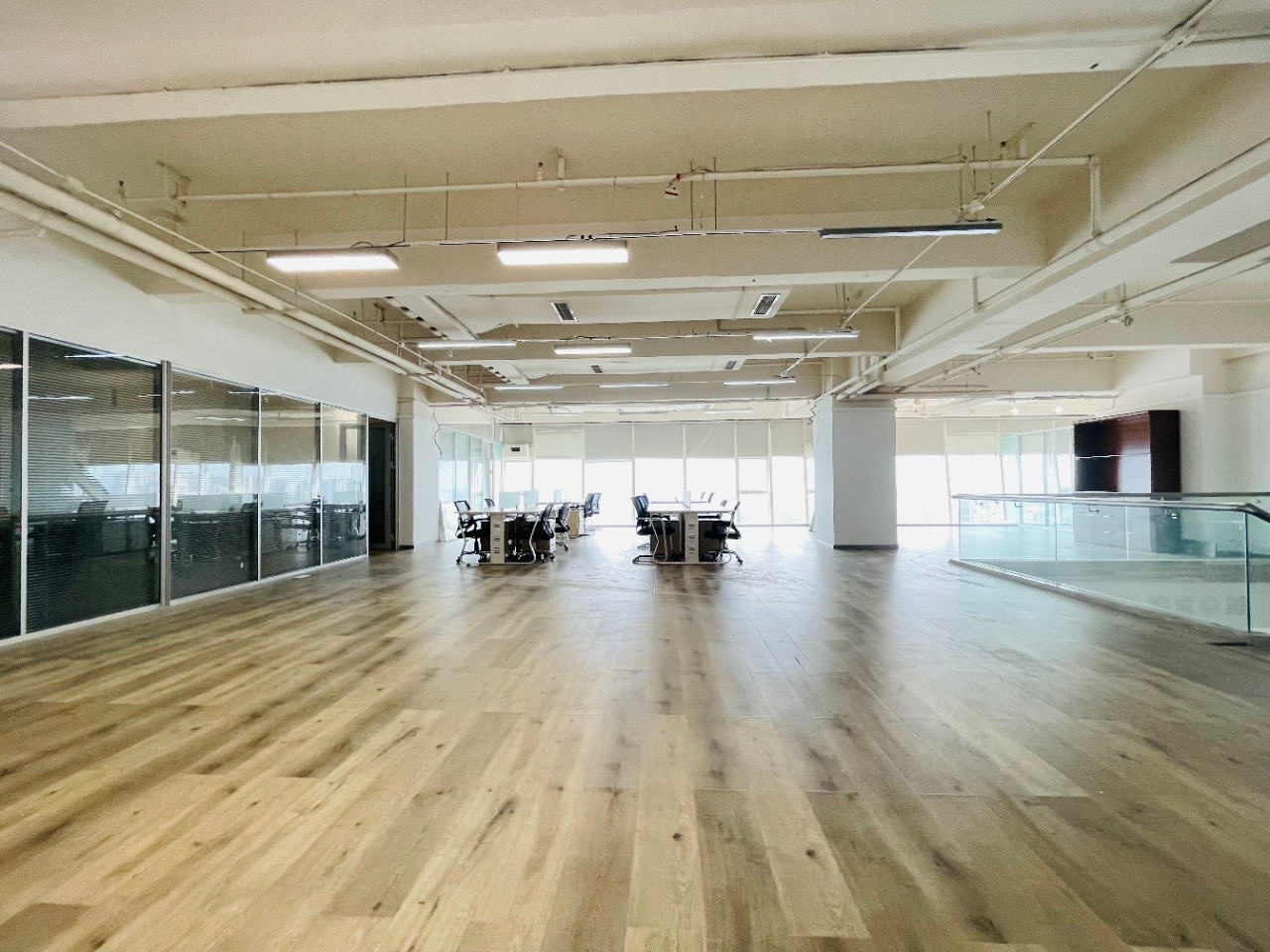 环球中心东区特价房 跃层户型 实得700平 9隔间88工位 利用率高 精装带家具