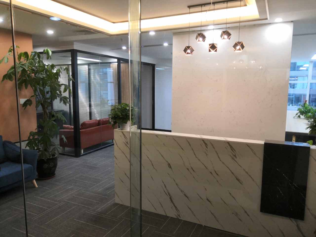 香年广场4隔间24工位采光通透精装修带家具低公摊无加时费双开玻璃门楼下地铁口|高新区写字楼|高新区办公室|租小团