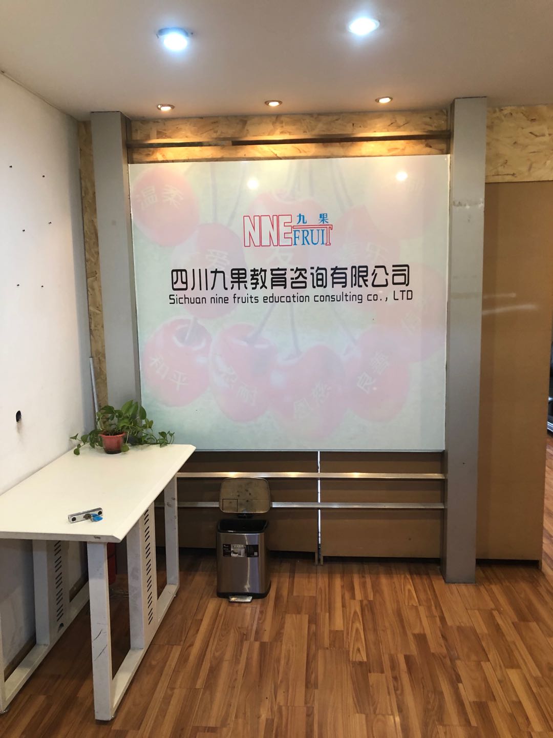 高盛中心近地铁高升桥采光通透交通方便价格低精装修带家具3隔间10工位双开玻璃门