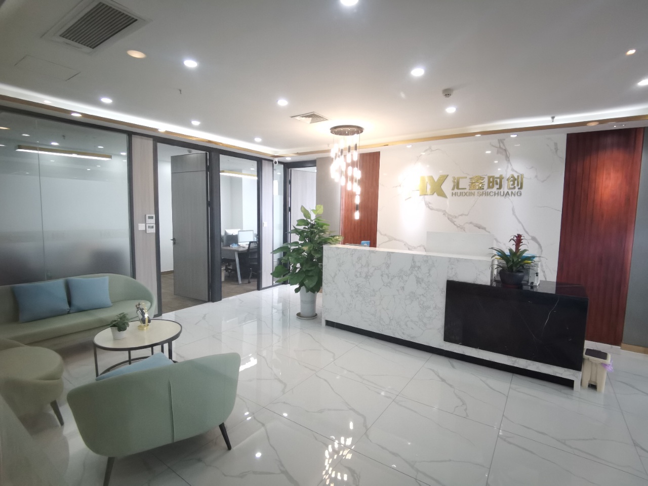 成华区建设路钻石广场写字楼出租精装带家具地铁口现房无加时费豪装278平7隔间30工位电梯口大气形象墙