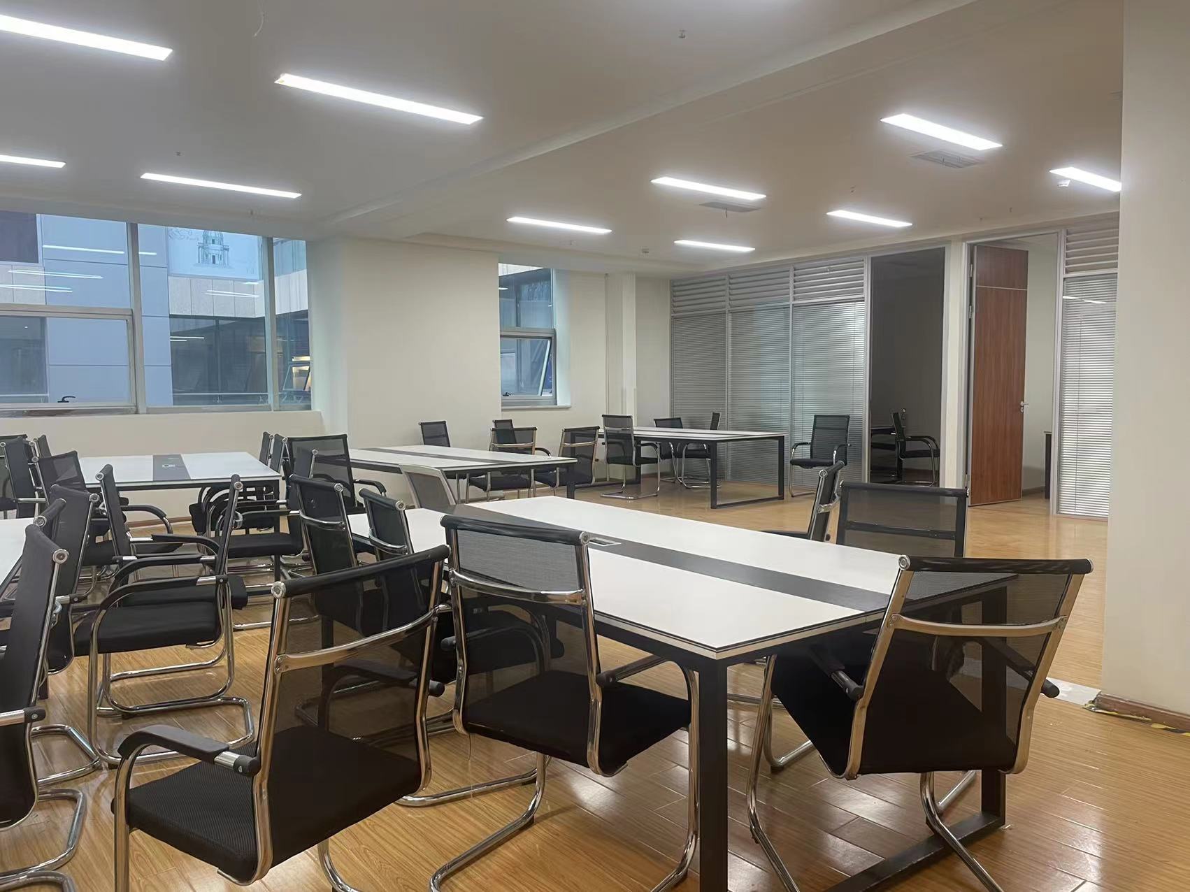 万茂大厦8隔间采光通透精装修带家具低公摊无加时费双开玻璃门楼下地铁口