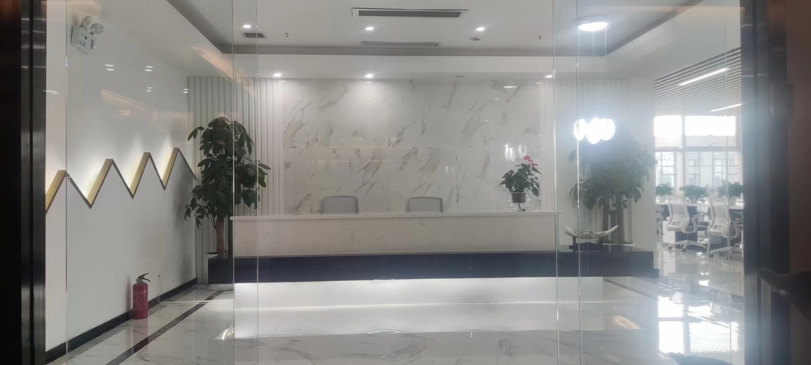 高新区香年广场7隔间60工位艺术精装带家具高区采光特价在租