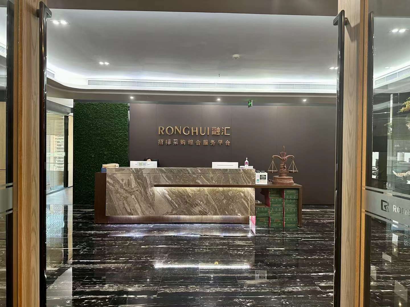 东大路地铁口超甲楼盘 818平方 11隔间60工位 精装带家具 拎包入住 环球都汇广场 成都写字楼出租|锦江区写字楼|锦江区办公室|租小团