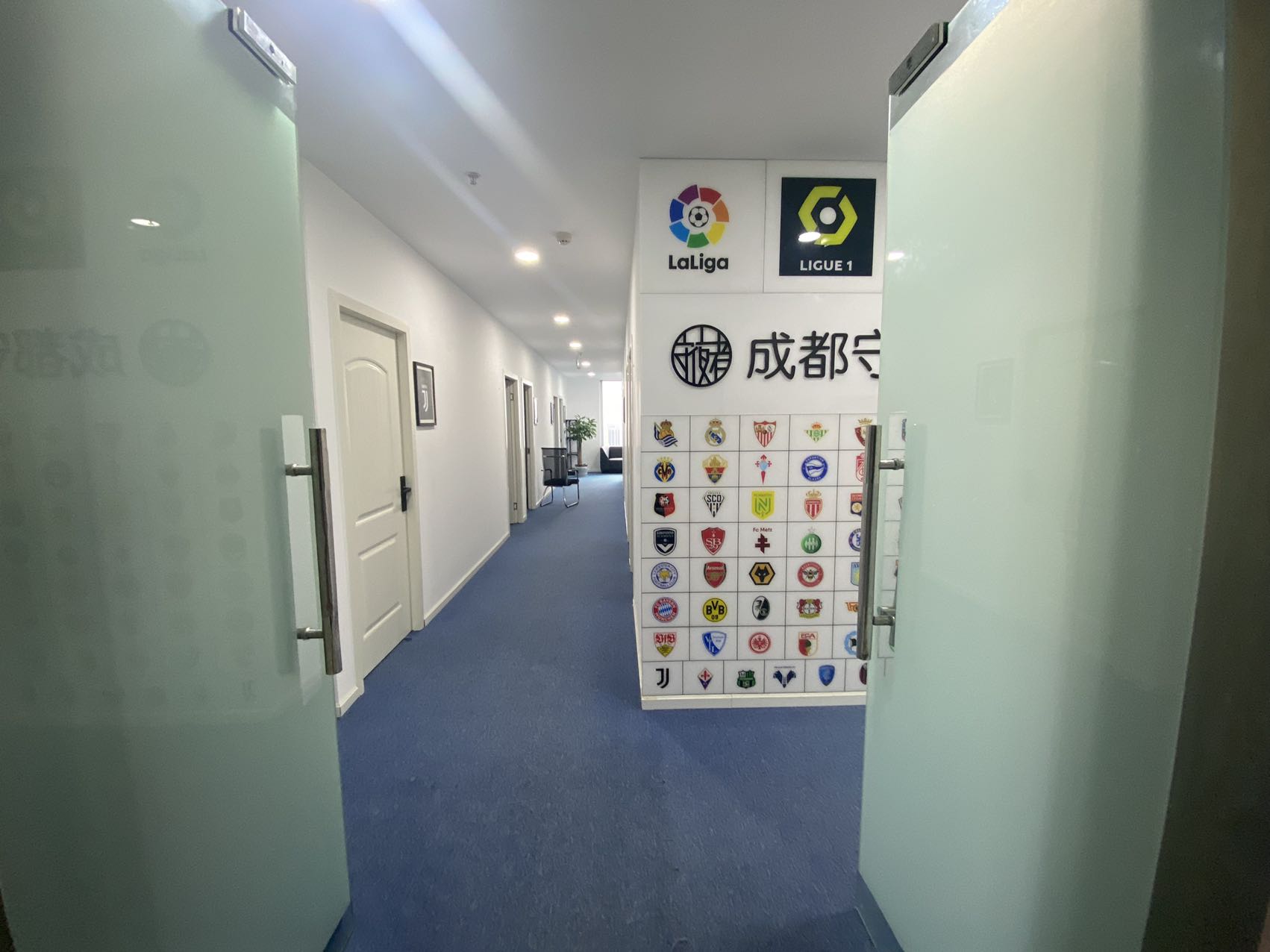 珠宝中心【直播房！】3隔间10直播间采光通透精装修带家具低公摊无加时费双开玻璃门
