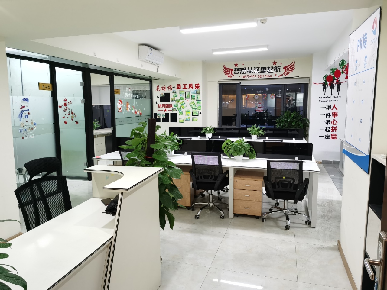 天府新区创业小户型 102平方 2隔间12工位 精装带家具 蓝润置地广场